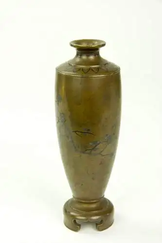 Kleine Vase, Japan, um 1900, Meiji-Zeit, Bronze, mit in Silber eingelegten Kirchblütenzweigen und Ornamenten verziert, eine Seite mit Delle und stärkeren Kratzern, am Stand Oxidationsflecke, Gebrauchsspuren, H: 16 cm.