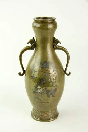 Vase, Japan, Meiji-Zeit oder später, Bronze mit Gold- Silber- und Kupfereinlegearbeiten, auf Vorderseite mit Karako (唐子 ein japanischer Begriff, der in der Kunst für die Darstellung spielender chinesischer Kinder verwendet wird) und Hund unter...