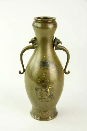 Vase, Japan, Meiji-Zeit oder später, Bronze mit Gold- Silber- und Kupfereinlegearbeiten, auf Vorderseite mit Karako (唐子 ein japanischer Begriff, der in der Kunst für die Darstellung spielender chinesischer Kinder verwendet wird) und Hund unter...