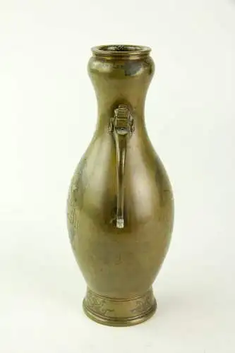 Vase, Japan, Meiji-Zeit oder später, Bronze mit Gold- Silber- und Kupfereinlegearbeiten, auf Vorderseite mit Karako (唐子 ein japanischer Begriff, der in der Kunst für die Darstellung spielender chinesischer Kinder verwendet wird) und Hund unter...