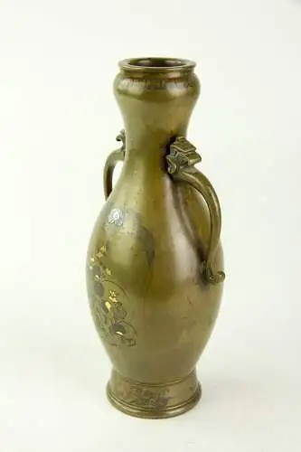 Vase, Japan, Meiji-Zeit oder später, Bronze mit Gold- Silber- und Kupfereinlegearbeiten, auf Vorderseite mit Karako (唐子 ein japanischer Begriff, der in der Kunst für die Darstellung spielender chinesischer Kinder verwendet wird) und Hund unter...