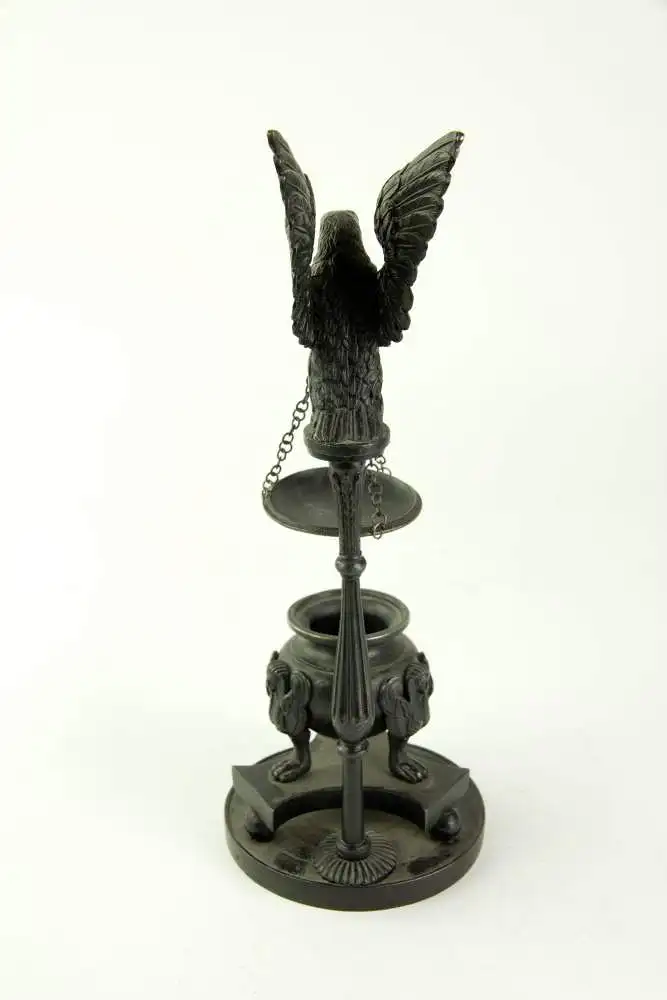 Duftlampe, deutsch, frühes 19. Jh., Berliner Eisen, gefäßförmiger Brenner mit 3 Sphinxen verziert, auf dreipassigen Sockel, runde, mit Ornamenten verzierte Grundplatte, kannelierte Säule mit plastischen Adler bekrönt, der Räucherschale an... 2