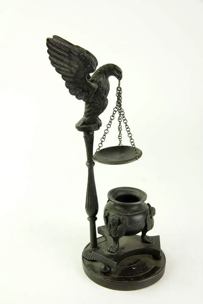 Duftlampe, deutsch, frühes 19. Jh., Berliner Eisen, gefäßförmiger Brenner mit 3 Sphinxen verziert, auf dreipassigen Sockel, runde, mit Ornamenten verzierte Grundplatte, kannelierte Säule mit plastischen Adler bekrönt, der Räucherschale an... 3