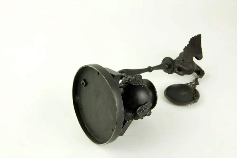 Duftlampe, deutsch, frühes 19. Jh., Berliner Eisen, gefäßförmiger Brenner mit 3 Sphinxen verziert, auf dreipassigen Sockel, runde, mit Ornamenten verzierte Grundplatte, kannelierte Säule mit plastischen Adler bekrönt, der Räucherschale an... 4