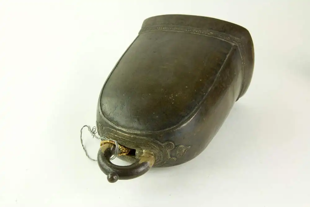 Tempelglocke, Asien, 18./19. Jh., Bronze, Holzklöppel mit Blei und mit Stoff umwickelt, H 24 cm. 4