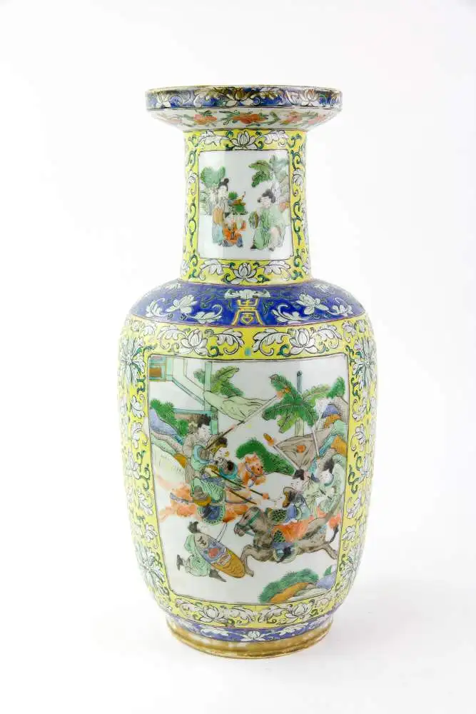 Vase, China, Mitte 19. Jh., gelbgrundig, mit Blumen bemalt, auf Vasenbauch Kartuschen mit Kriegerdarstellungen, Vasenhalt mit Kartusche mit Frauen und Kind, unbeschädigt, Loch im Boden (Vase wurde als Lampenfuß genutzt), Gebrauchsspuren, H: 36 cm. 0