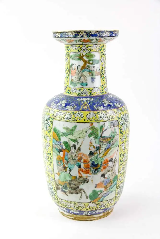 Vase, China, Mitte 19. Jh., gelbgrundig, mit Blumen bemalt, auf Vasenbauch Kartuschen mit Kriegerdarstellungen, Vasenhalt mit Kartusche mit Frauen und Kind, unbeschädigt, Loch im Boden (Vase wurde als Lampenfuß genutzt), Gebrauchsspuren, H: 36 cm. 1