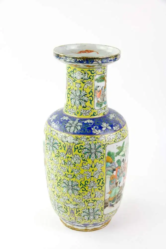 Vase, China, Mitte 19. Jh., gelbgrundig, mit Blumen bemalt, auf Vasenbauch Kartuschen mit Kriegerdarstellungen, Vasenhalt mit Kartusche mit Frauen und Kind, unbeschädigt, Loch im Boden (Vase wurde als Lampenfuß genutzt), Gebrauchsspuren, H: 36 cm. 2
