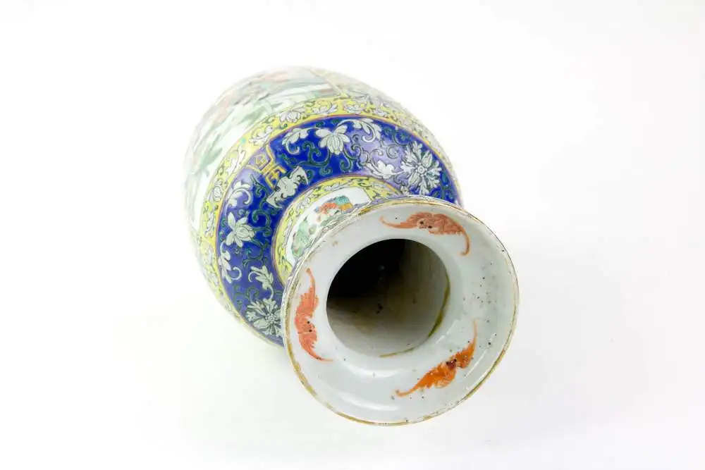 Vase, China, Mitte 19. Jh., gelbgrundig, mit Blumen bemalt, auf Vasenbauch Kartuschen mit Kriegerdarstellungen, Vasenhalt mit Kartusche mit Frauen und Kind, unbeschädigt, Loch im Boden (Vase wurde als Lampenfuß genutzt), Gebrauchsspuren, H: 36 cm. 3