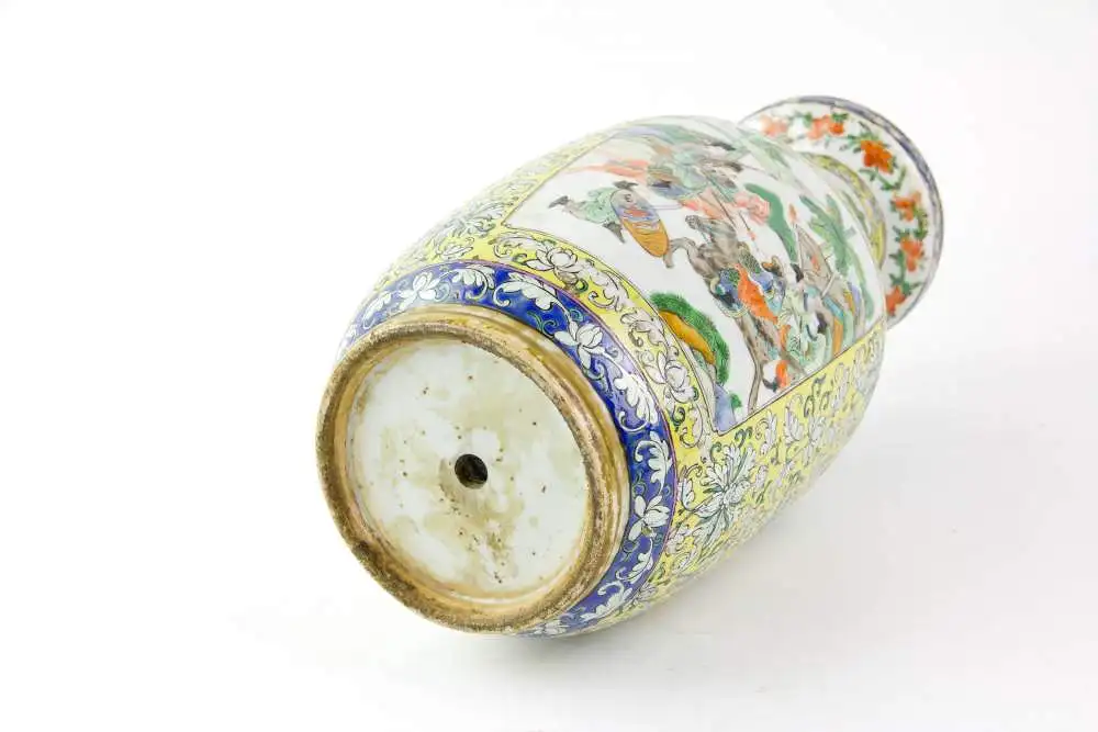 Vase, China, Mitte 19. Jh., gelbgrundig, mit Blumen bemalt, auf Vasenbauch Kartuschen mit Kriegerdarstellungen, Vasenhalt mit Kartusche mit Frauen und Kind, unbeschädigt, Loch im Boden (Vase wurde als Lampenfuß genutzt), Gebrauchsspuren, H: 36 cm. 4