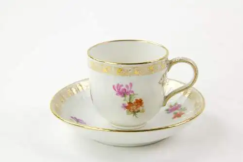 Moccatasse und Untertasse, Anf. 20. Jh., gemarkt KPM, Zeptermarke mit rotem Reichsapfel, verziert mit feiner Blumen- und Goldmalerei, unbeschädigt, H: 5,5 cm.