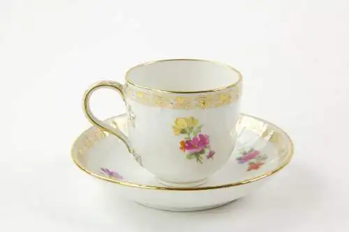 Moccatasse und Untertasse, Anf. 20. Jh., gemarkt KPM, Zeptermarke mit rotem Reichsapfel, verziert mit feiner Blumen- und Goldmalerei, unbeschädigt, H: 5,5 cm.