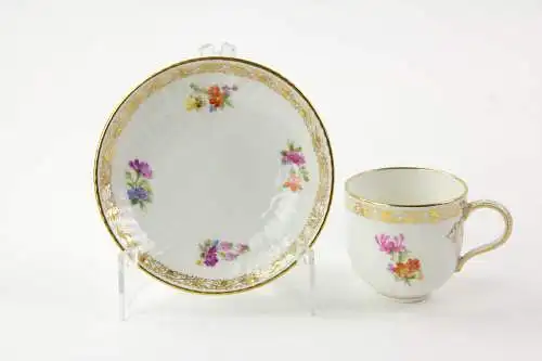 Moccatasse und Untertasse, Anf. 20. Jh., gemarkt KPM, Zeptermarke mit rotem Reichsapfel, verziert mit feiner Blumen- und Goldmalerei, unbeschädigt, H: 5,5 cm.