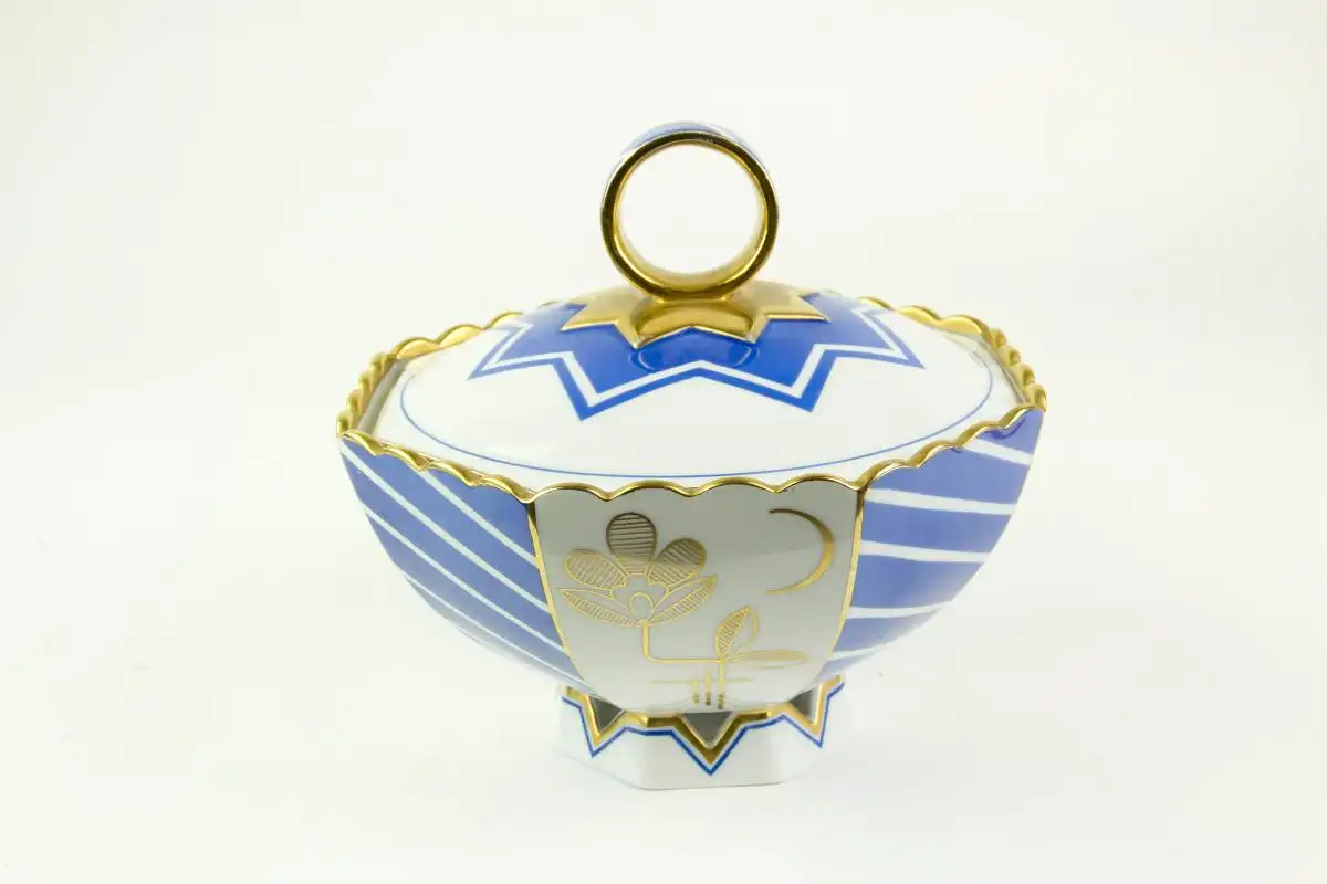 Konfektdose Art Deco, um 1920, Art Deco, signiert Blankenhain, Thüringen, Porzellan, 8-eckig, Wandung im Wechsel blau- und goldverziert, Deckelabschluss in Form eines Ringes, Gebrauchsspuren, unbeschädigt, H: 17 cm, D: 18 cm. 1