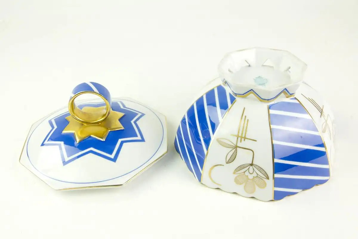 Konfektdose Art Deco, um 1920, Art Deco, signiert Blankenhain, Thüringen, Porzellan, 8-eckig, Wandung im Wechsel blau- und goldverziert, Deckelabschluss in Form eines Ringes, Gebrauchsspuren, unbeschädigt, H: 17 cm, D: 18 cm. 2