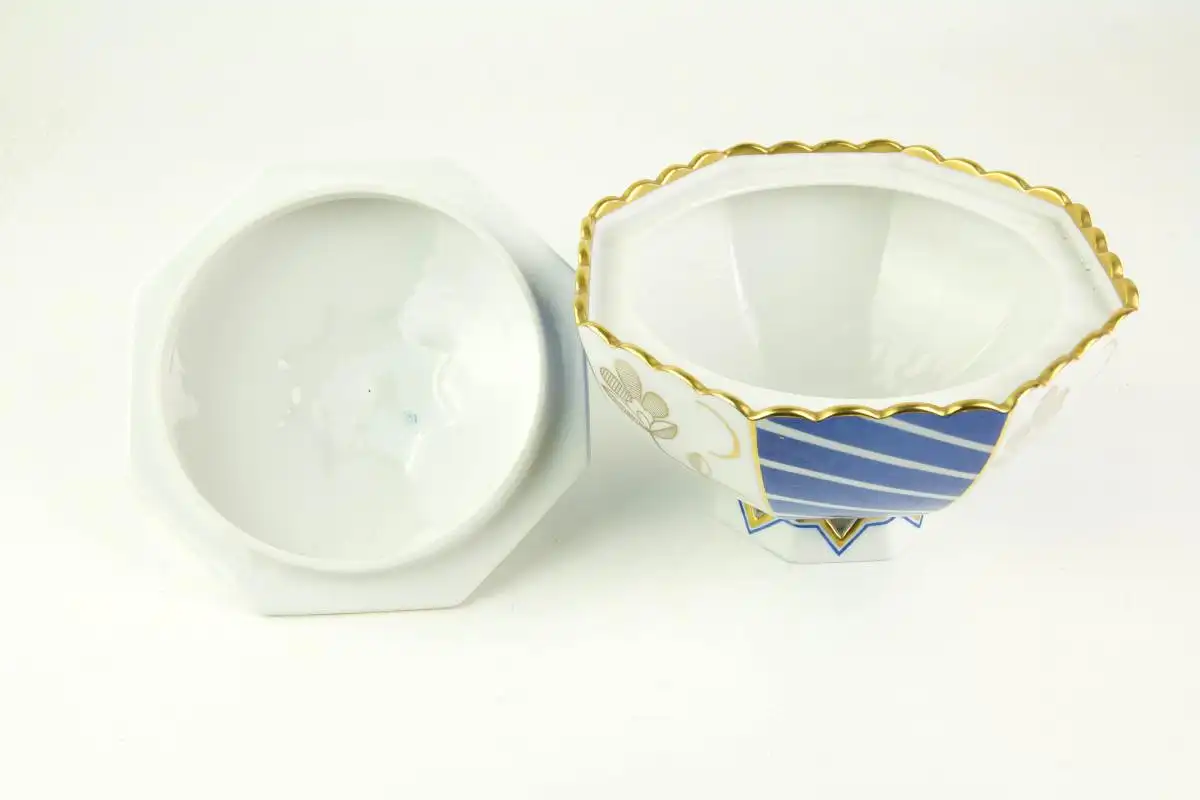 Konfektdose Art Deco, um 1920, Art Deco, signiert Blankenhain, Thüringen, Porzellan, 8-eckig, Wandung im Wechsel blau- und goldverziert, Deckelabschluss in Form eines Ringes, Gebrauchsspuren, unbeschädigt, H: 17 cm, D: 18 cm. 3