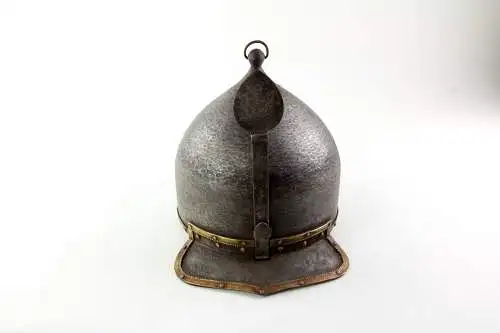 Helm Mamluk, im Stil des 15. Jh., Eisen, Ägypten, mehrteilig, handgeschmiedet, feuerverschweißt mit Bändern und Kupfernieten, 19. Jh. oder älter, hochwertige Arbeit mit Alterungsspuren, ein identisches Stück befindet sich im Damaskus National...