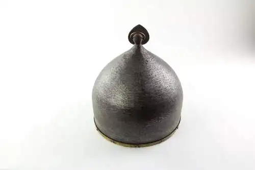 Helm Mamluk, im Stil des 15. Jh., Eisen, Ägypten, mehrteilig, handgeschmiedet, feuerverschweißt mit Bändern und Kupfernieten, 19. Jh. oder älter, hochwertige Arbeit mit Alterungsspuren, ein identisches Stück befindet sich im Damaskus National...