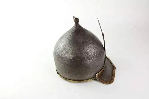 Helm Mamluk, im Stil des 15. Jh., Eisen, Ägypten, mehrteilig, handgeschmiedet, feuerverschweißt mit Bändern und Kupfernieten, 19. Jh. oder älter, hochwertige Arbeit mit Alterungsspuren, ein identisches Stück befindet sich im Damaskus National...