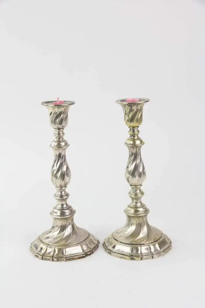 Paar Leuchter, um 1900, 800er Silber gestempelt, im Barockstil, sehr dekorativ, Gebrauchsspuren, H: 24 cm, 970 g. 0