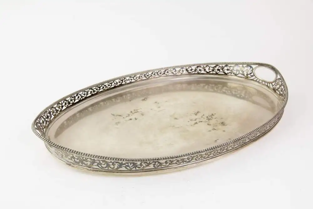Silber-Tablett, um 1900, 800er Silber gestempelt, hergestellt von der Firma Schleissner, oval, im klassischen Stil, Rand in durchbrochener Ornamentik gearbeitet, Perlabschluss, Gebrauchsspuren, B: 44 cm, T: 28,5 cm, 1100g. 0