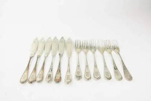Fischbesteck, Jugendstil, um 1910, 800er Silber gestempelt, 6teilig, mit Vorlegegabel und Fischheber, plastisch gearbeitet, graviert, mit Monogramm, sehr dekorativ, Gebrauchsspuren 820 g.