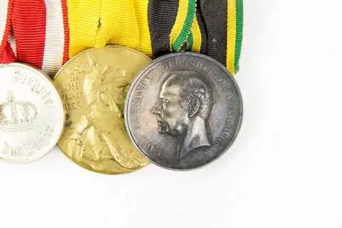 Ordensspange, Anf. 20 . Jh., Hessen mit 7 Orden bzw. Auszeichnungen: 1. EK II, 2. Verdienstmedaille Hessen, 3. Hindenburgkreuz, 4. Verdienstkreuz III. Reich in Gold für 40 Jahre, 5. Verdienstmedaille für 9 Jahre, 6. Centenarmedaille, 7. Silberne...