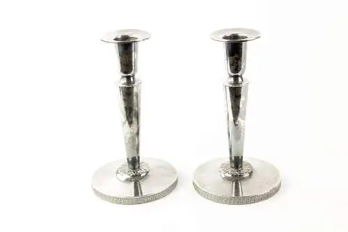 Paar Leuchter/Kerzenständer, Schweden, 1963, Silber, im klassischen Stil, Boden geschlossen und mit Leder überzogen, guter Zustand, 354 g, H: 15,5 cm.