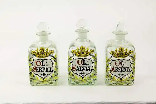 Konvolut Apothekergefäße, bestehend aus 4 Flaschen, im Stil des 18. Jh., Abriss, formgeblasen,  mit Emailfarben bemalt, 4 Bechern, formgelasen und mit Emailfarben bemalt, limitierte Auflage von ca. 600 Stück aus dem Jahr 1983, alle Gläser sind...