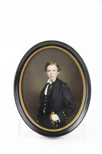 Miniatur, um 1860, unsigniert, Portrait von Alfred von Sachsen-Coburg-Gotha, (1844-1900), in Marineuniform als Midshipman, sehr feine Malerei, rückseitig Aufkleber aus Liverpool, B: 15 cm, H: 18,5 cm.