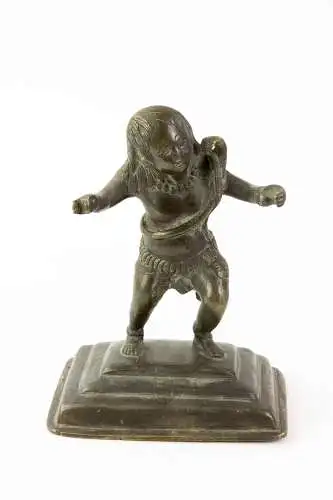 Figur Shiva, Indien, 18./19. Jh., Bronze, Figur Shiva mit  der Kobra um den Hals, gestreckte Arme mit ursprünglich weiteren Attributen, die fehlen oder abgebrochen sind, Tigerfell mit Kopf als Lendenschutz, Gebrauchsspuren. H: 18 cm.