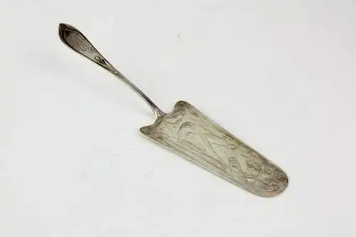 Konvolut Silber Besteckteile, Jugendstil, um 1910, 800er Silber, bestehend aus einem reichlich verzierten Tortenheber, gestempelt F. Schade, 2 kleinen Gabeln für Wurst oder Käse, sowie 2 Fleischspießen, Gebrauchsspuren, L: 16 bis 24 cm.