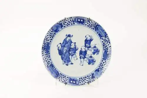 Teller, China, 19. Jh., ungemarkt, Darstellung eines Mannes mit Kindern in Blaumalerei, Gebrauchsspuren, unbeschädigt. D: 24 cm.