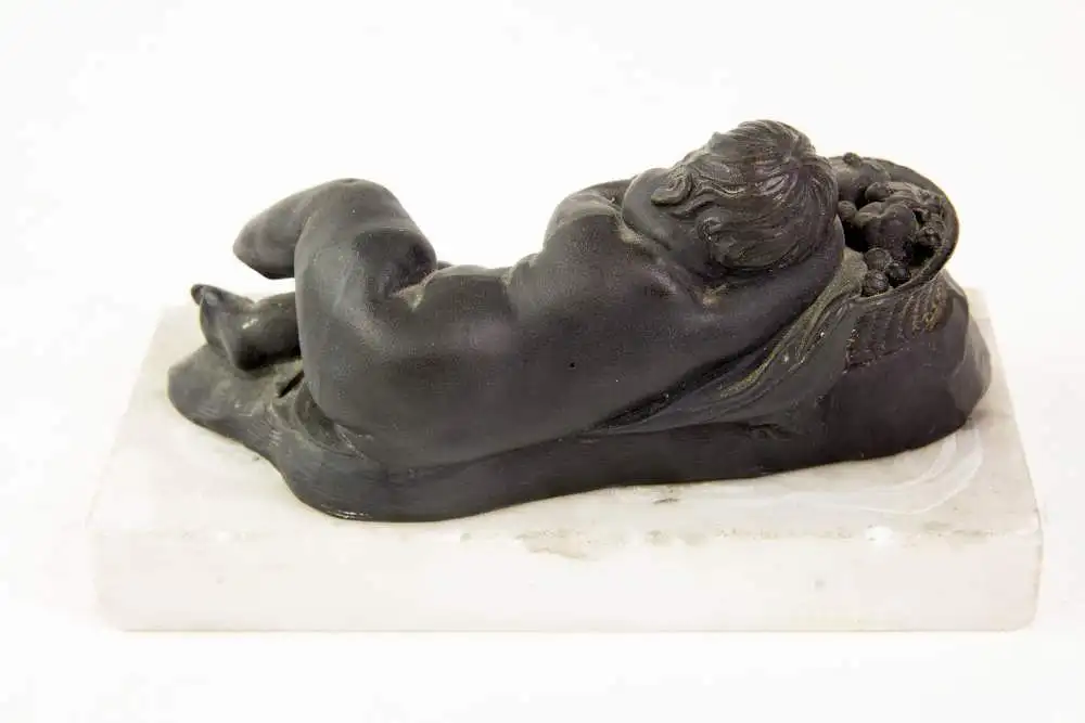 2 Figuren, 19. Jh., Wedgewood, Black Basalt, 2 schlafende Kinder, auf weißem Marmorsockel befestigt (geklebt), eine Figur mit stärkeren Beschädigungen und Restaurierungen, H: 6 cm, L: 14 cm. 3
