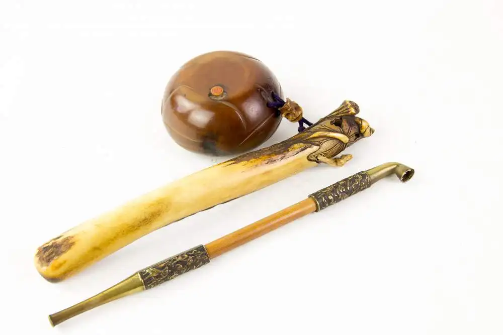 Opiumpfeife, Kiseruzutsu, Japan, Meiji-Zeit, mit Behälter und geschnitzter Dose für Opium, Behälter aus Hirschhorn, verzierte Metallpfeife, Verbindungsstück zwischen  Dose und Behälter plastisch geschnitzter Totenkopf, runde Dose aus Holz, mit... 0