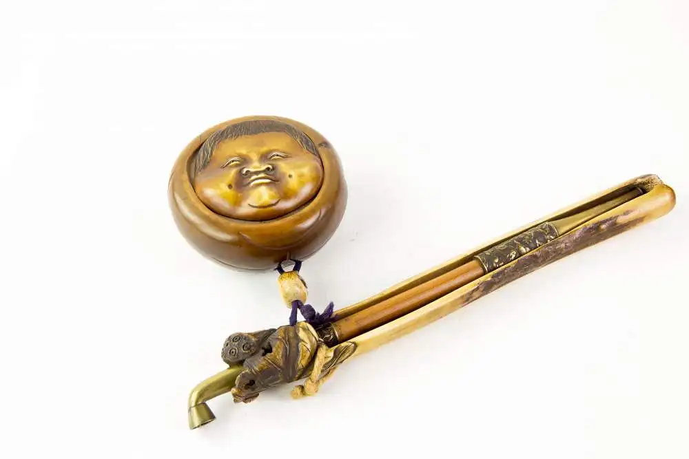Opiumpfeife, Kiseruzutsu, Japan, Meiji-Zeit, mit Behälter und geschnitzter Dose für Opium, Behälter aus Hirschhorn, verzierte Metallpfeife, Verbindungsstück zwischen  Dose und Behälter plastisch geschnitzter Totenkopf, runde Dose aus Holz, mit... 1