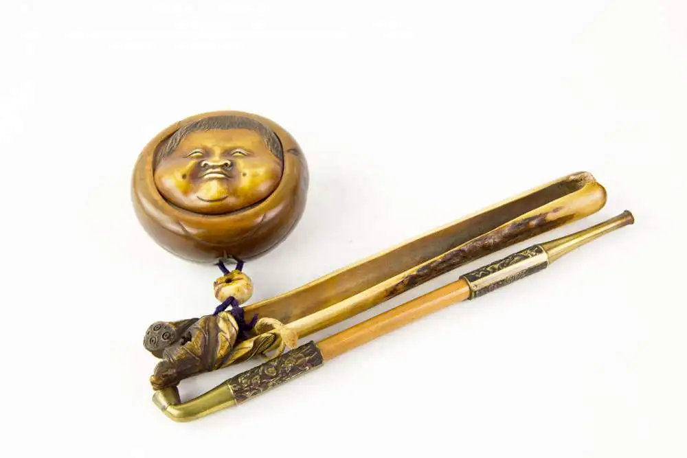 Opiumpfeife, Kiseruzutsu, Japan, Meiji-Zeit, mit Behälter und geschnitzter Dose für Opium, Behälter aus Hirschhorn, verzierte Metallpfeife, Verbindungsstück zwischen  Dose und Behälter plastisch geschnitzter Totenkopf, runde Dose aus Holz, mit... 2