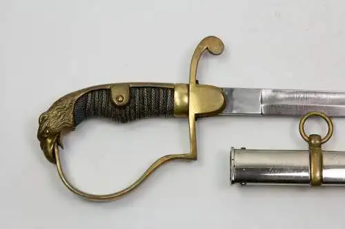 Säbel, Mecklenburg, ab 1880, Jäger Bataillon 14, Offiziers-Säbel, vergoldetes Messinggefäß, Gefäßabschluss in Form meines Greifs, Griff mit Fischhaut und Silberdrahtwicklung, Klinge mit Zierätzungen, leicht verputzt, vernickelte Scheide mit...