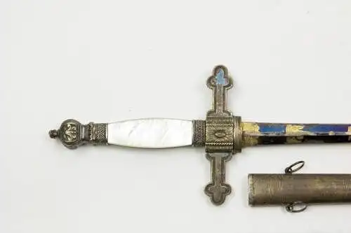 Schwert, Frankreich, Ende 18. Jh./Anf. 19. Jh., Directoire/Empire, versilbertes Gefäß mit Parierstange, Parierstange mit dreipassförmigen Abschluss, Perlmutt-Griffschalen. verzierter Knaufabschluss, zweischneidige, rhombische Klinge mit Mittelgrat,...