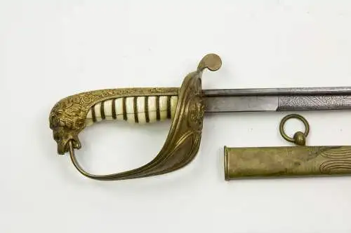 Säbel, deutsch, um 1880, Marine, vergoldetes Bronzegefäß mit Elfenbein-Griffstück und Löwenkopfabschluss, geätzte Eisenhauer-Klinge, Scheide mit Messingbeschlägen. Säbel stammt aus dem Besitz von Ferdinand Krokisius (Ferdinand Krokisius...