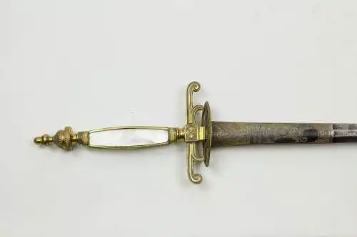 Schwert, Frankreich, Directoire, vergoldetes Messinggefäß, Perlmutt-Griffstück, eine Hälfte durch Aluminiumplatte ersetzt, durchbrochen gearbeitetes Stichblatt, ältere, zivile Klinge aus der zweiten Hälfte des 18. Jh., Reste von Bläuungen und...