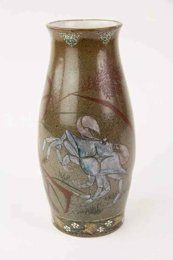 Vase, Japan, Meiji-Zeit, um 1900, Porzellan, braune polychrome Glasur, verziert mit einer Krabbe und Grashalmen in Emailmalerei, Vasenrand umlaufend mit kleinen dreieckigen Ornamenten verziert, am Stand schmales, umlaufendes Band mit Blüten und... 0