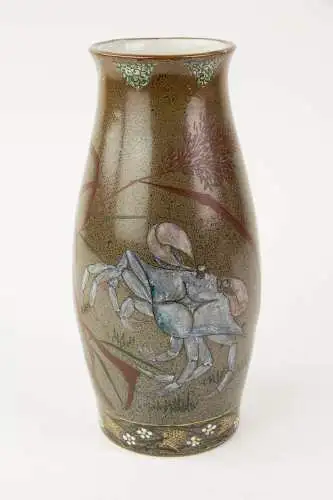 Vase, Japan, Meiji-Zeit, um 1900, Porzellan, braune polychrome Glasur, verziert mit einer Krabbe und Grashalmen in Emailmalerei, Vasenrand umlaufend mit kleinen dreieckigen Ornamenten verziert, am Stand schmales, umlaufendes Band mit Blüten und...