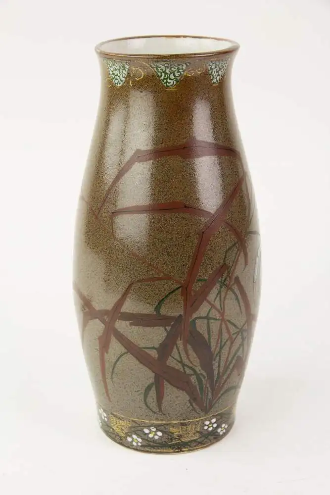 Vase, Japan, Meiji-Zeit, um 1900, Porzellan, braune polychrome Glasur, verziert mit einer Krabbe und Grashalmen in Emailmalerei, Vasenrand umlaufend mit kleinen dreieckigen Ornamenten verziert, am Stand schmales, umlaufendes Band mit Blüten und... 1
