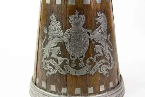 Daubenkrug, Mitte 19. Jh., Eiche und Zinn, auf der Schauseite das Wappen von König Georg V von Hannover (1919-1778), Holz etwas geschrumpft, mit Harz ausgepichelt, stärker beschädigt, guter Zustand, Gebrauchsspuren. H: 19 cm.