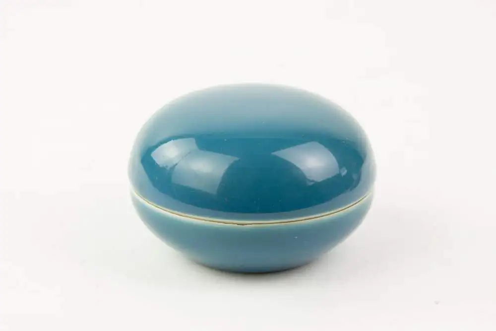 Kleine Dose, China, wohl GUANGXU - Zeit, Porzellan, türkisfarben glasiert, 4 minimale Chips an der Schale, sonst unbeschädigt. H: 5 cm, D: 7,5 cm. 0