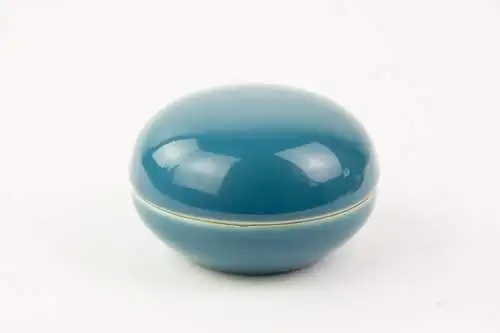 Kleine Dose, China, wohl GUANGXU - Zeit, Porzellan, türkisfarben glasiert, 4 minimale Chips an der Schale, sonst unbeschädigt. H: 5 cm, D: 7,5 cm.