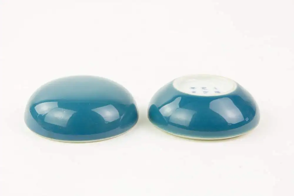 Kleine Dose, China, wohl GUANGXU - Zeit, Porzellan, türkisfarben glasiert, 4 minimale Chips an der Schale, sonst unbeschädigt. H: 5 cm, D: 7,5 cm. 1