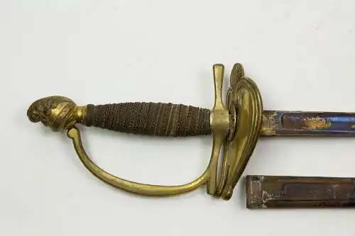 Offiziers-Degen, Frankreich, Empire, vergoldetes Messinggefäß, Drahtwicklung, gebläute Klinge, mit vergoldeten Ornamenten verziert, stark schartige Klinge, gebrochenes Scheide. L: 101 cm.