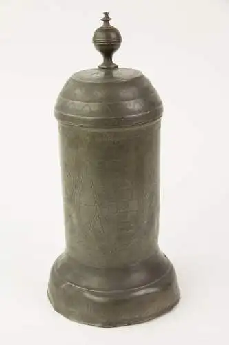 Walzenkrug, datiert 1803, Zinn, graviert mit Cursächsichen Wappen, Henkel an Unterseite gerissen, Krug stärker verbeult, schöne Patina. H: 27 cm.
